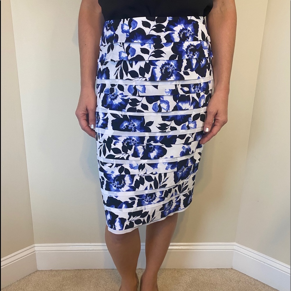 White House Black Market/ Pencil Skirt/ SZ 6